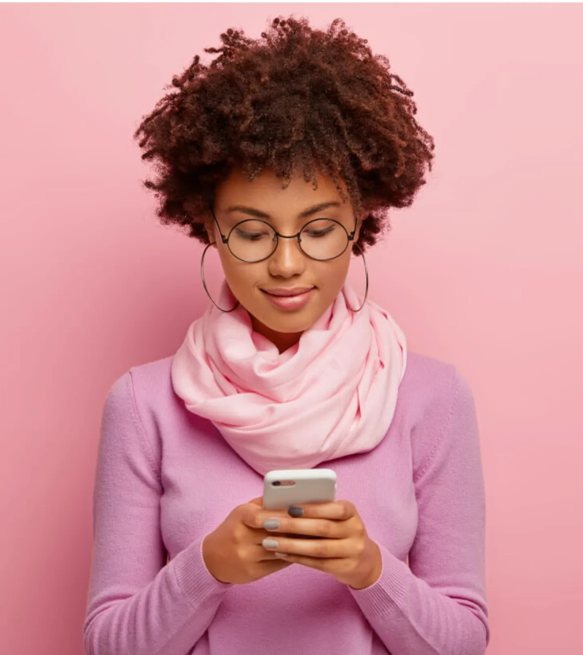 A woman enjoying Bloom Tracker on her phone